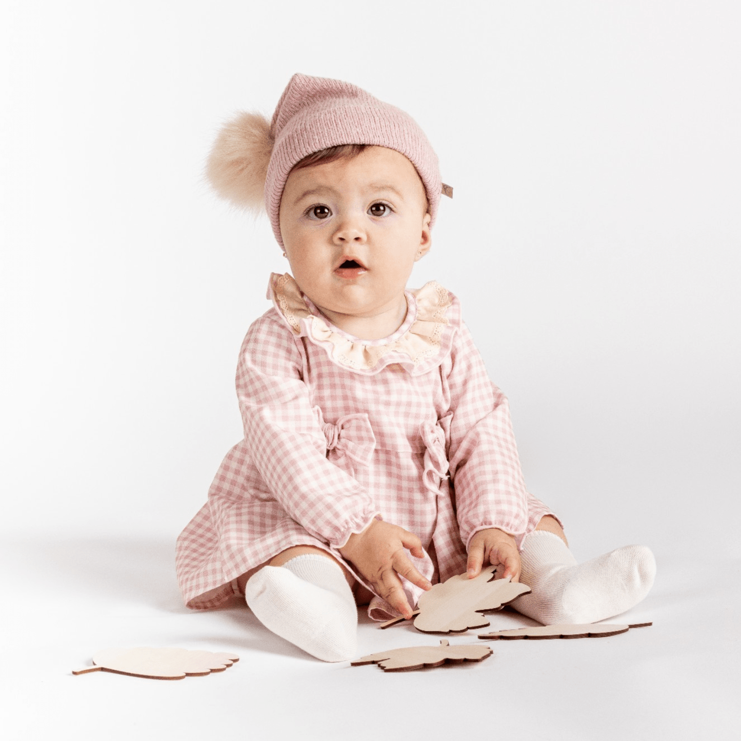 Abitino fantasia a quadretti.Collo volant con inserto in pizzo, fiocchetti in vita.