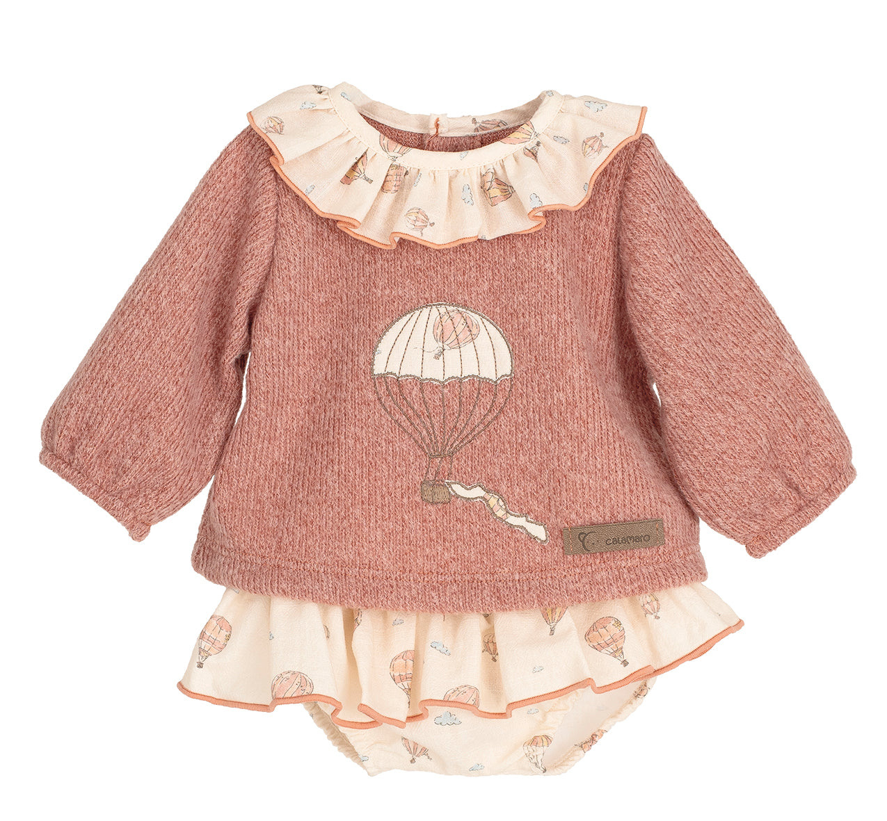 Blusa in maglia felpata con collo volant fantasia.
Culotte fantasia in coordinato con volant.