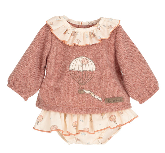 Blusa in maglia felpata con collo volant fantasia.
Culotte fantasia in coordinato con volant.