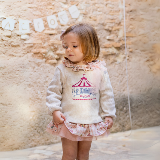 Completo circus.
Blusa in maglia felpata con ricamo, collo volant fantasia con fiocco in tulle.
Culotte fantasia in coordinato con volant e tulle.
